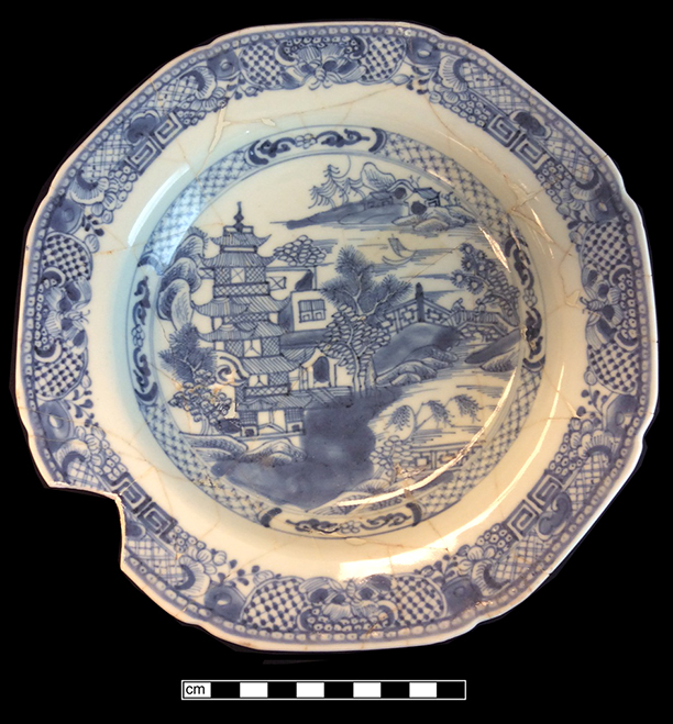 Chinese export porcelain painted underglaze soup plate. Rim diameter:  9.00”. Lot:  1G7.886.44 - 18BC38