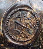 Wine bottle seal with merchant type molded design with ligatured initials N and R between a 4 and an XX inside a beaded circle, from 18PR175.