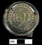 Wine bottle seal with initials RD inside a beaded border.  R & D separated by a small dot, 45 mm diameter, from 18PR705.