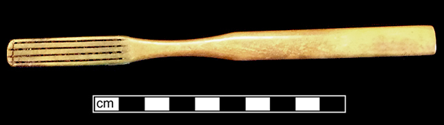 Bone handled toothbrush with gradual neck. Some of the bristles are still present in the stock. 175 mm length. Slightly convex cranking, wire drawn bristle attachment, handle has a square base with oval cross section. 1D.859.1 - 18BC38