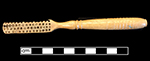Bone handled toothbrush with turned handle. 140 mm in length. Flat cranking with wire drawn bristle attachement. Stick shaped handle with rounded cross section. 1G2.458.53 - 18BC38