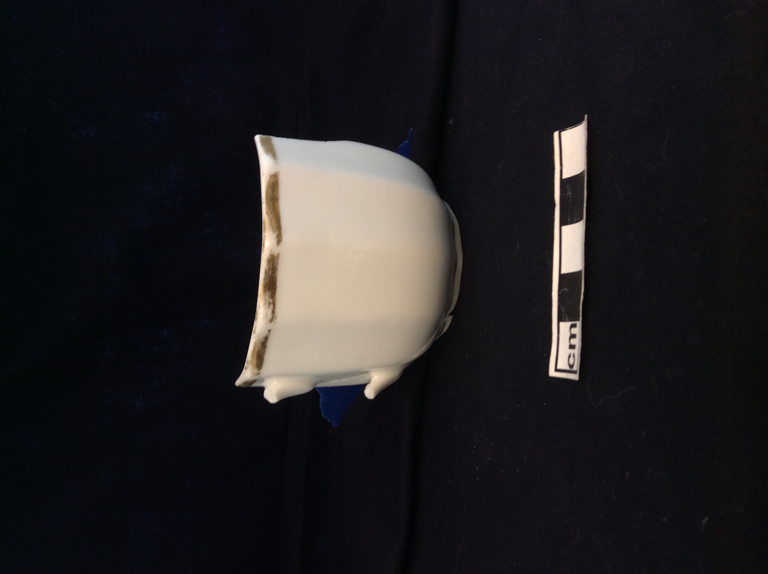 Image of European hard-paste porcelain fragment.