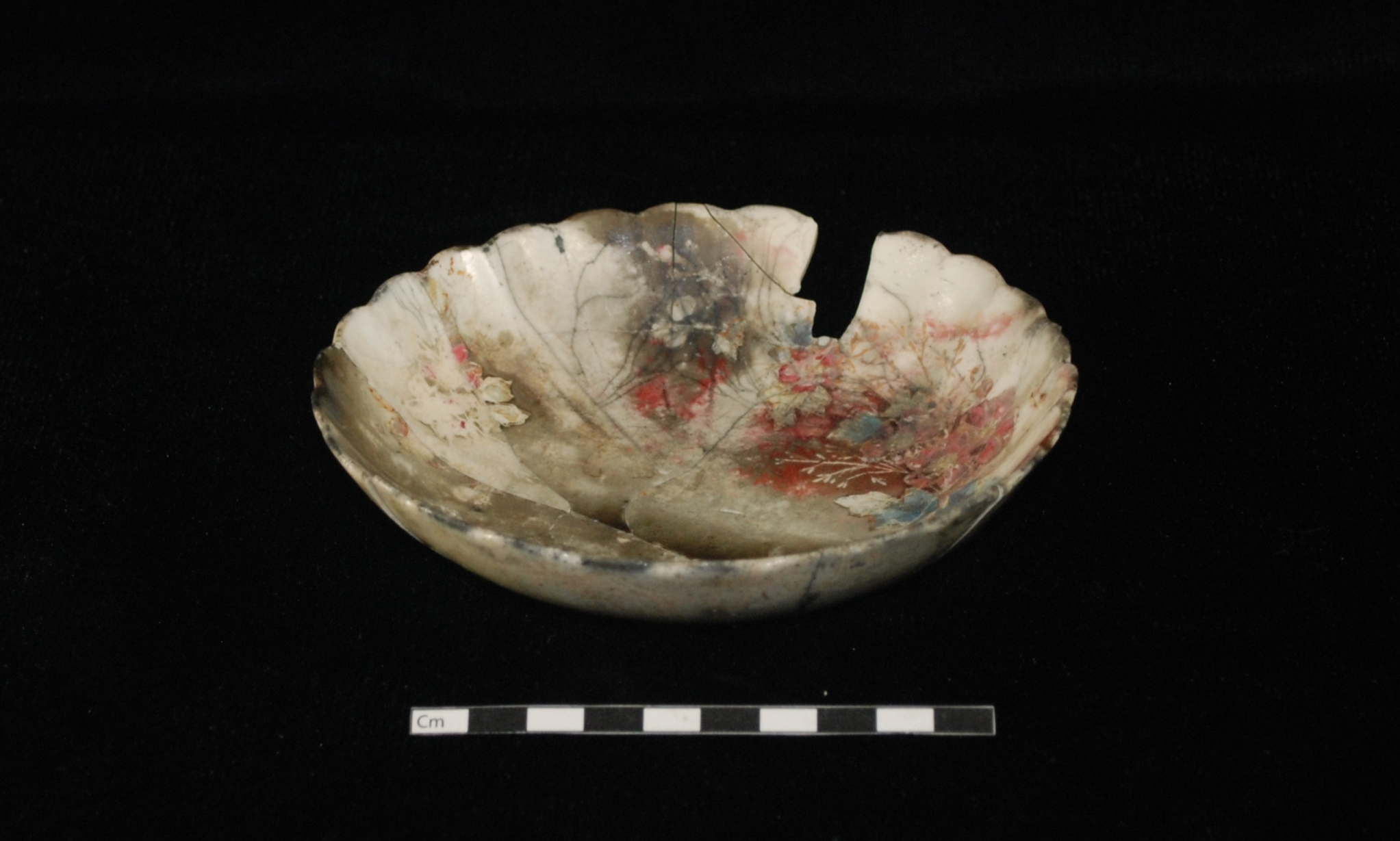 Image of European hard-paste porcelain fragment.