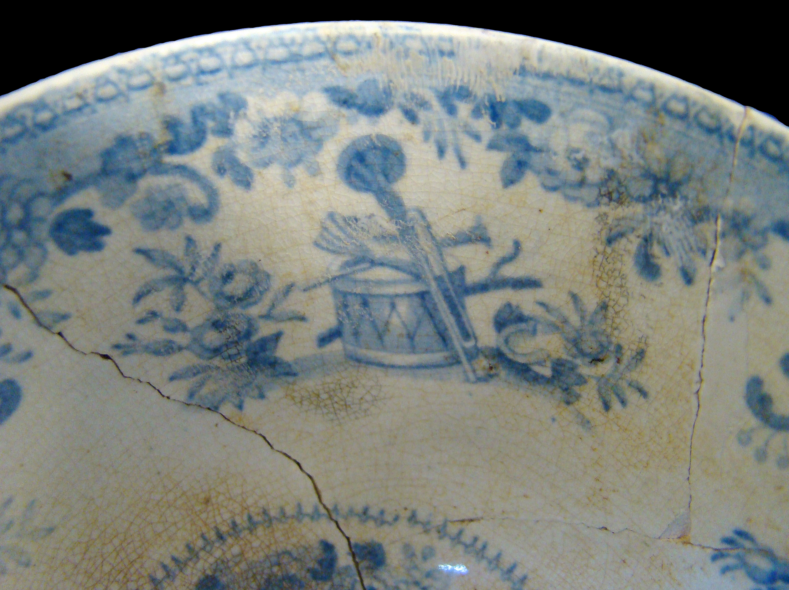Image of printed earthenware fragment.