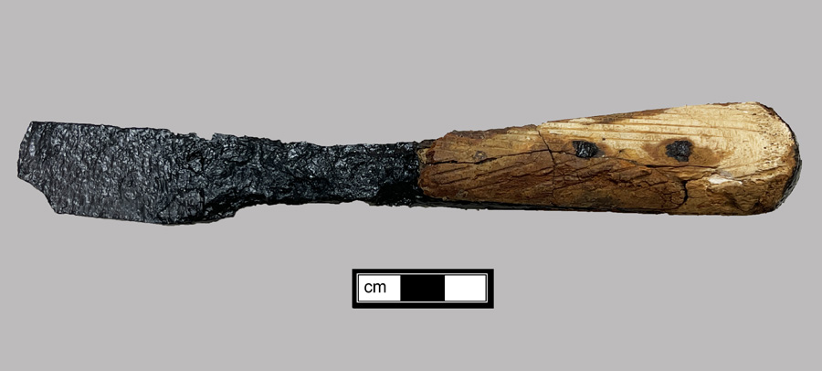 Image of iron knife.