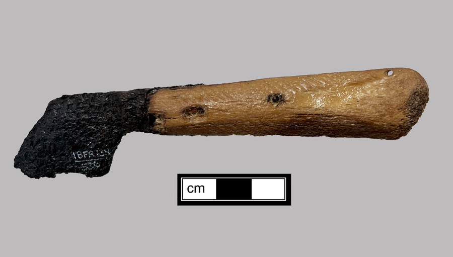 Image of iron knife.