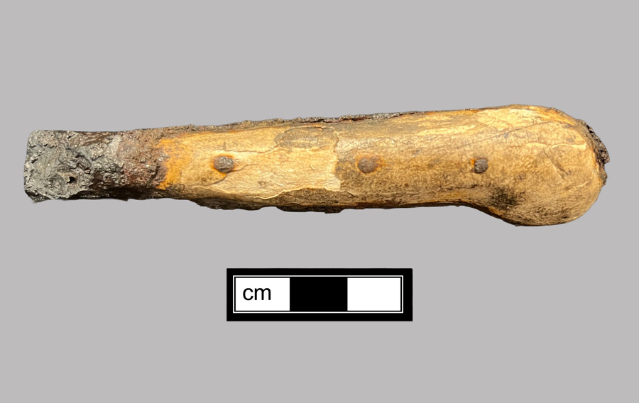 Image of iron knife.