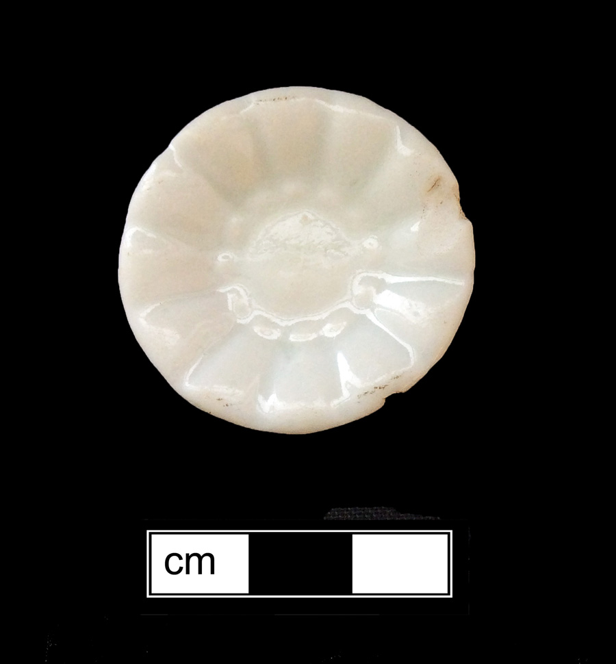 Image of European hard-paste porcelain toy saucer.