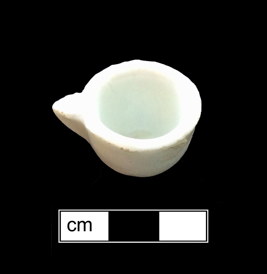 Image of European hard-paste porcelain toy dish.