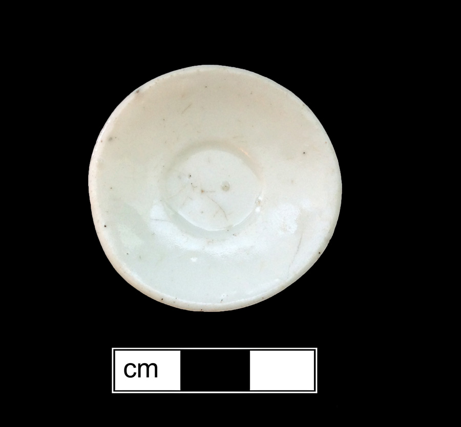 Image of European hard-paste porcelain toy saucer.
