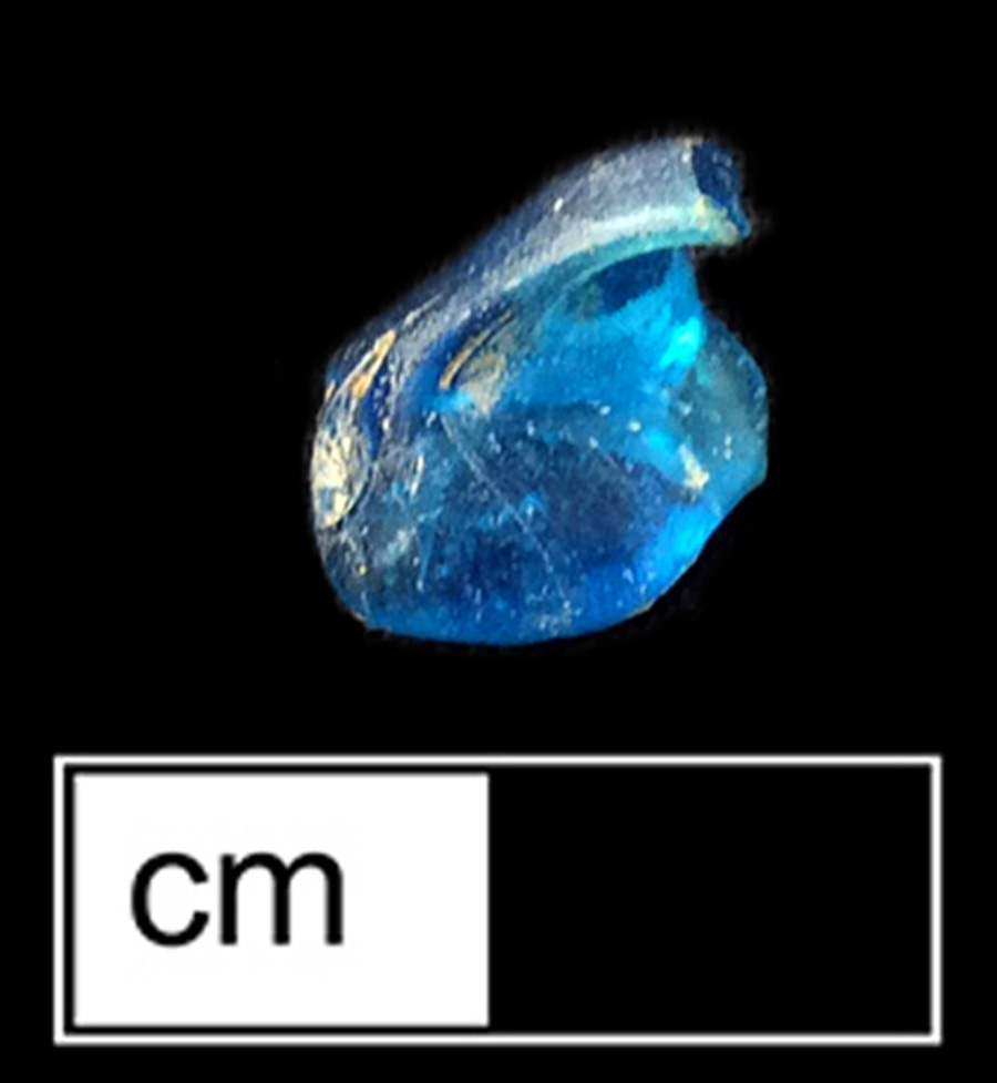 Image of colored glass comet beaker, hot glass decoration, Facon de Venise glass.