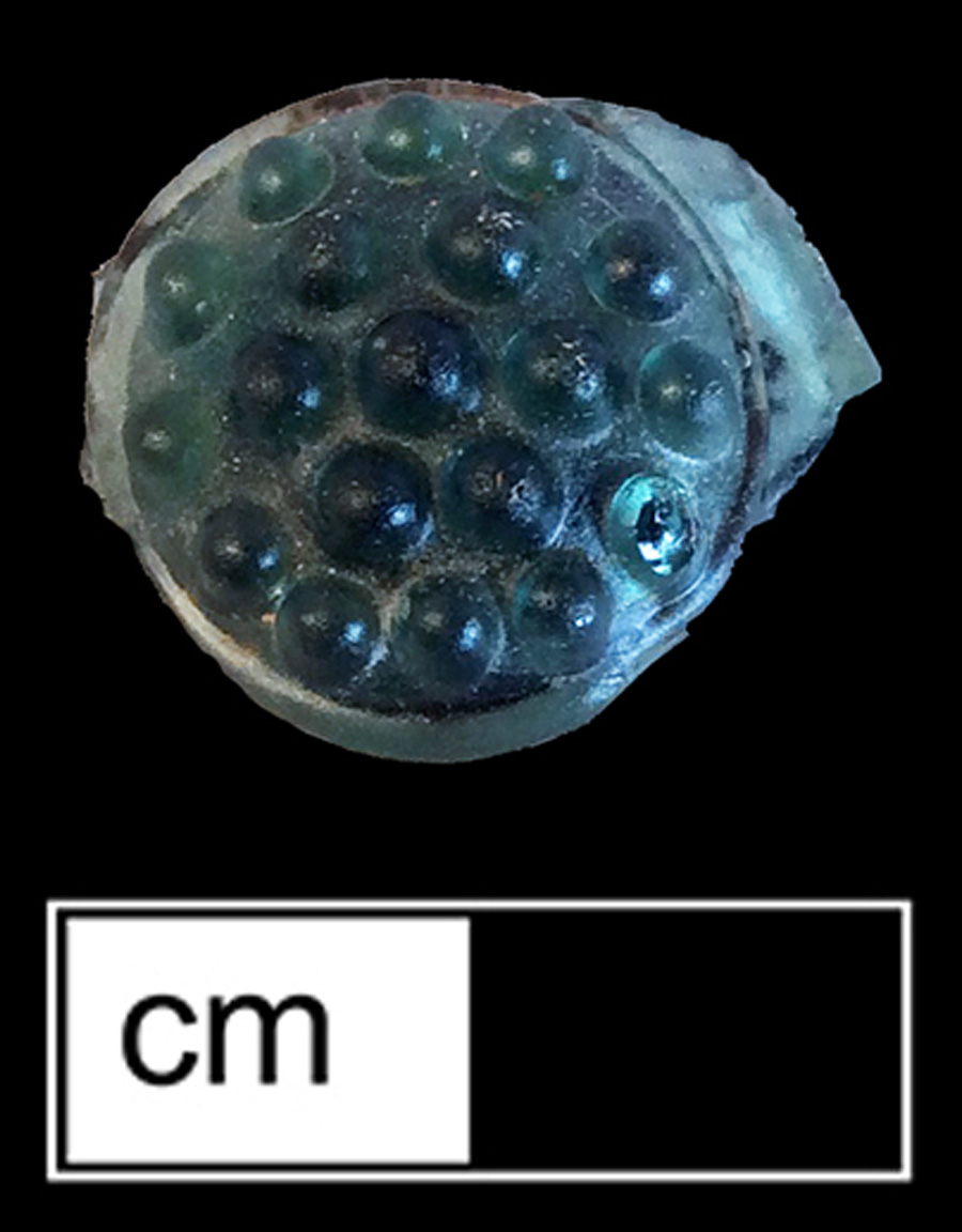 Image of colored glass romer, hot glass decoration, Facon de Venise glass.